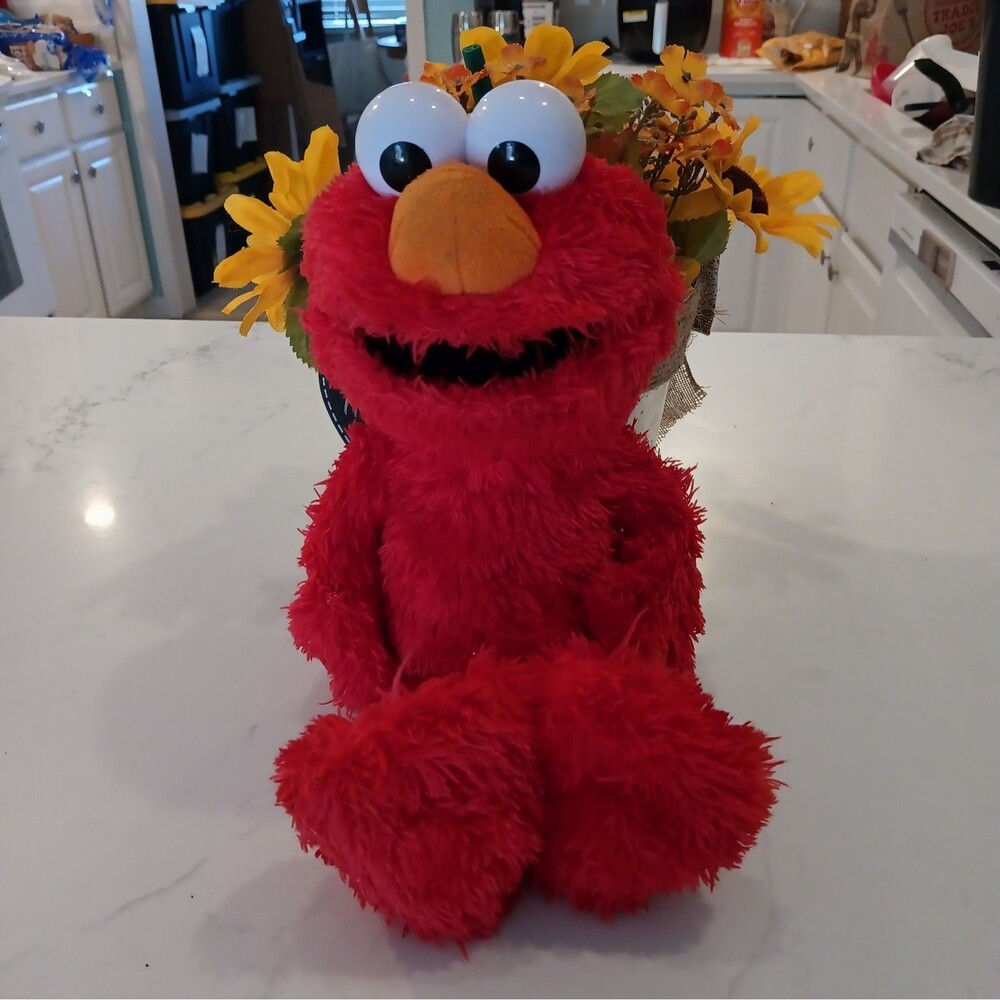 Sesame Street Tickle Me Elmo Doll - Spanish Speaking Edition 2018 Hasbro Works!